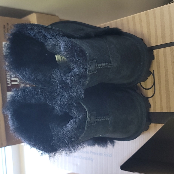 Kirkland signature Ladies Shearling short boot - Picture 4 of 6